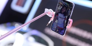 润滑爱车更关心你 GS润滑油用直播带用户看车展