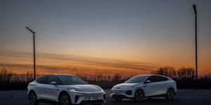 与友商竞品同台竞技，18.99万的飞凡R7用舒适操稳诠释大的绝对值