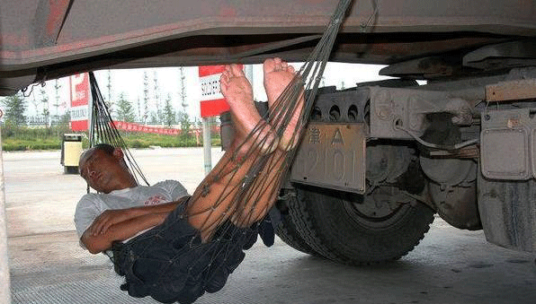 睡吊床的卡车司机