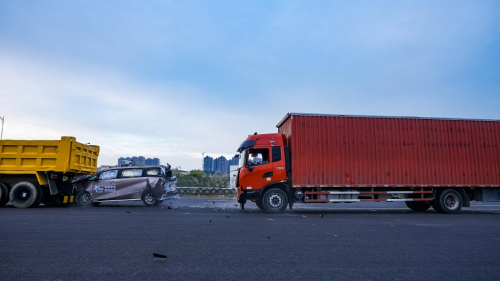 M8宗师被货车连环碰撞，撞掉了“MPV不安全”帽子