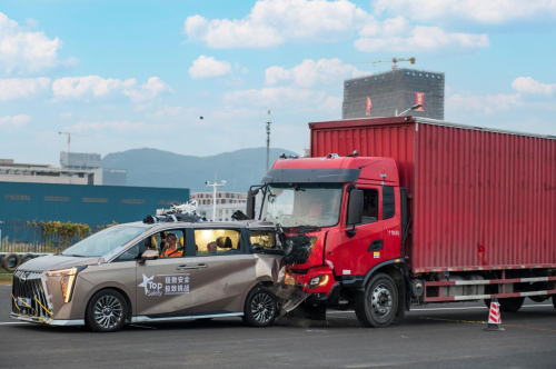 M8宗师被货车连环碰撞，撞掉了“MPV不安全”帽子