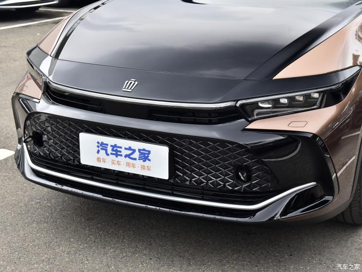 丰田(进口) 皇冠(进口) 2023款 2.4T SportCross HEV四驱至尊版