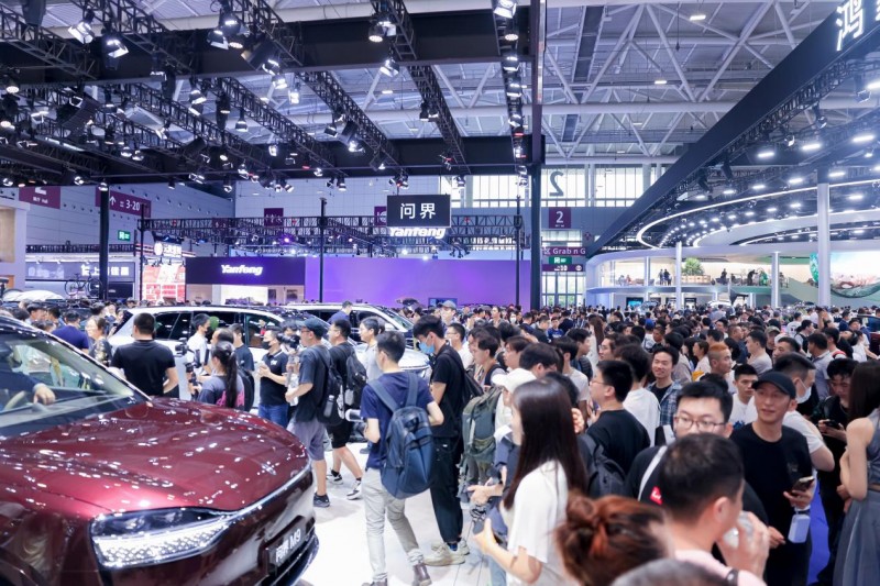 问界M9 2025款闪耀粤港澳大湾区车展 科技旗舰树立豪华新标杆