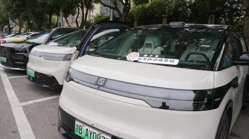 高考首日，温州街头现极氪送考公益车队 高考送考接不到学生？车队“盯上”家长