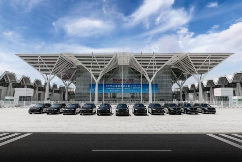 为中国智造代言 问界M9成2025天津夏季达沃斯接待用车