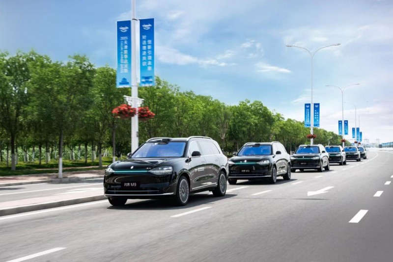 为中国智造代言 问界M9成2025天津夏季达沃斯接待用车