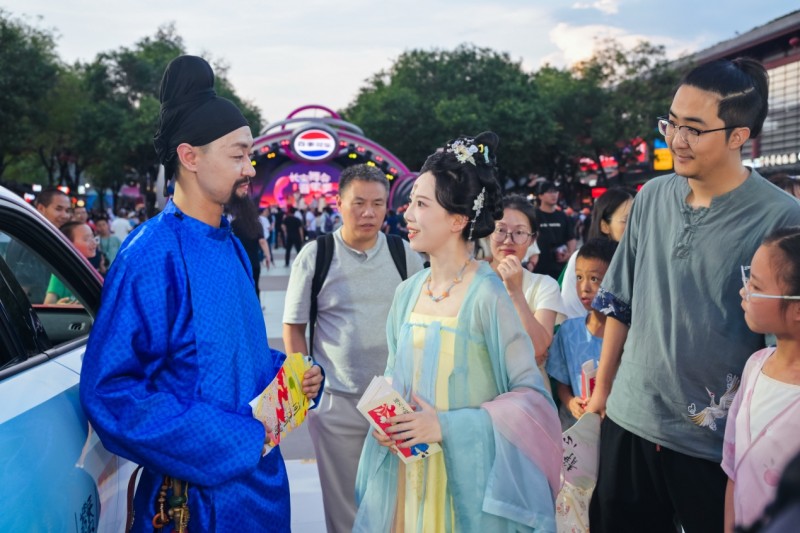 当大唐不夜城“变身”汽车剧场，看长安荔枝盛宴如何圈粉