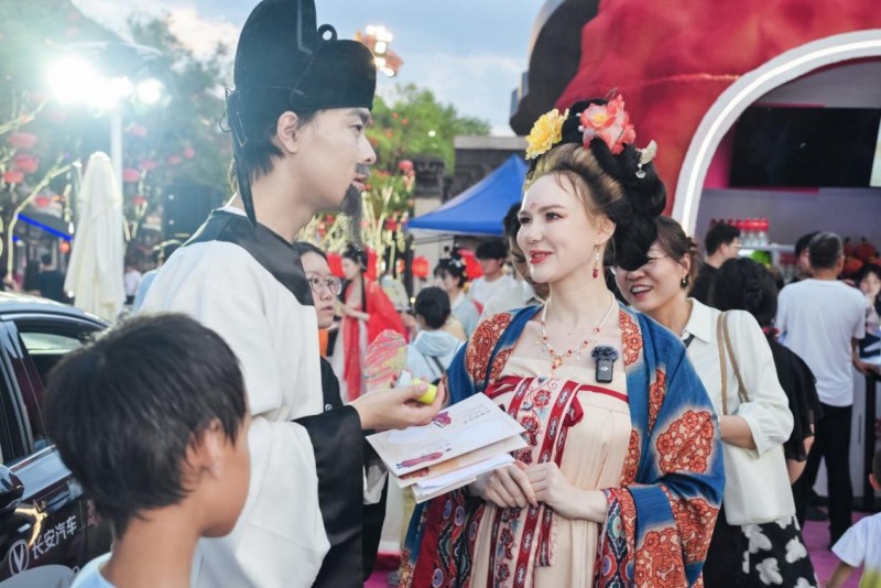 当大唐不夜城“变身”汽车剧场，看长安荔枝盛宴如何圈粉