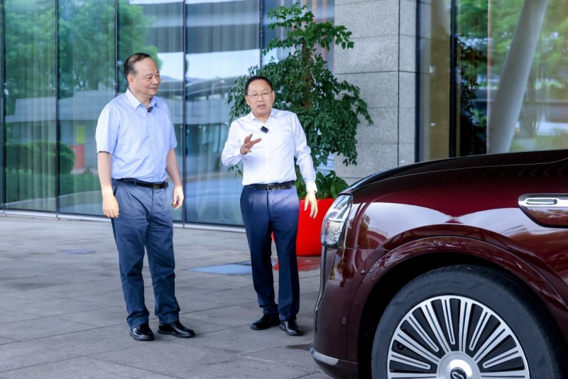 宁德时代曾毓群与赛力斯张兴海体验问界M9 2025款 为智能辅助驾驶点赞