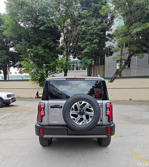 外观沿用经典设计 北京BJ40燃油版车型到店