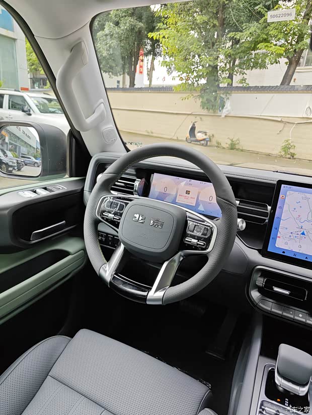 外观沿用经典设计 北京BJ40燃油版车型到店