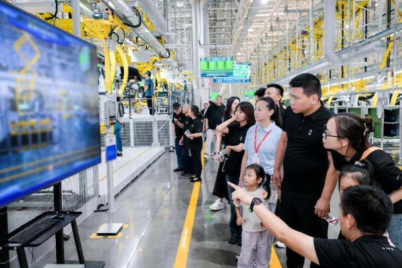 将用户满意放在首位，问界M9新一轮用户在工厂验收交付活动举办
